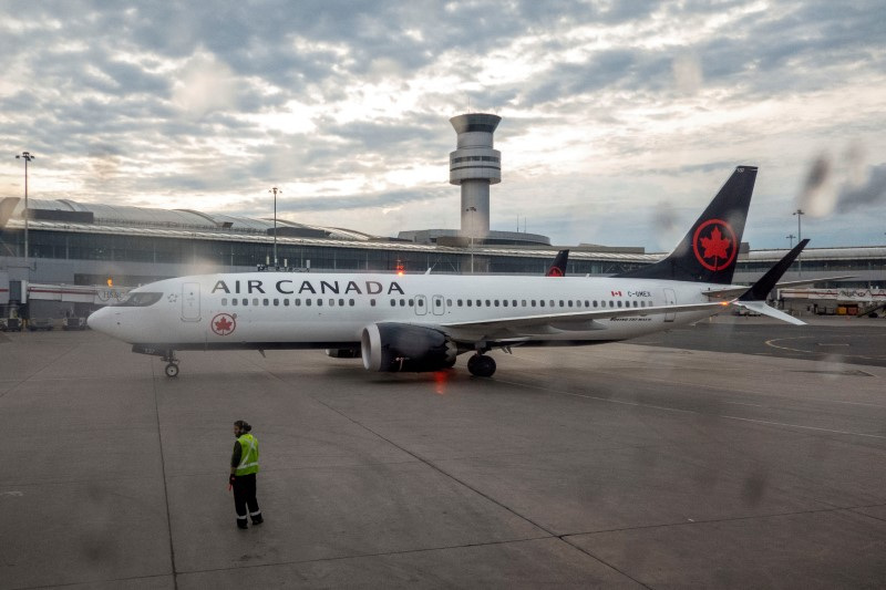 © Reuters. FILE PHOTO: An Air Canada plane taxis at Pearson International Airport in Toronto, Ontario, Canada May 16, 2022.  REUTERS/Carlos Osorio/File Photo