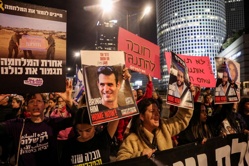 © Reuters. FILE PHOTO: Israelis protest against the government and to show support for the hostages who were kidnapped during the deadly October 7 2023 attack, amid the ongoing conflict in Gaza between Israel and Hamas, in Tel Aviv, Israel November 30, 2024. REUTERS/Ronen Zvulun/File Photo