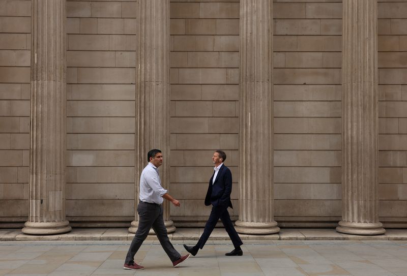 &copy; Reuters. FILE PHOTO: People walk past the Bank of England in the financial district of London, Britain, August 14, 2024. REUTERS/Mina Kim/File Photo