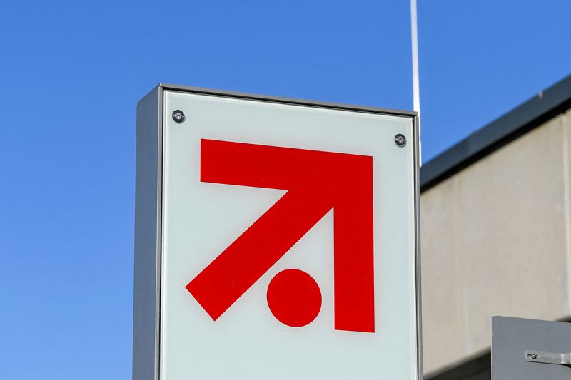 © Reuters. Logo del gruppo radiotelevisivo tedesco ProSiebenSat.1 davanti alla sede centrale di Unterfoehring, vicino a Monaco, Germania, 5 novembre 2020. REUTERS/Andreas Gebert