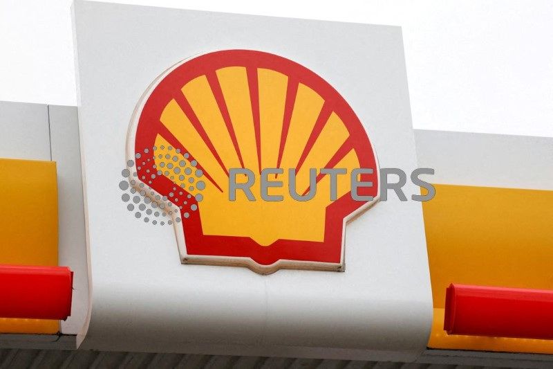 © Reuters. FILE PHOTO: A view shows a logo of Shell petrol station in South East London, Britain, February 2, 2023. REUTERS/May James/File Photo