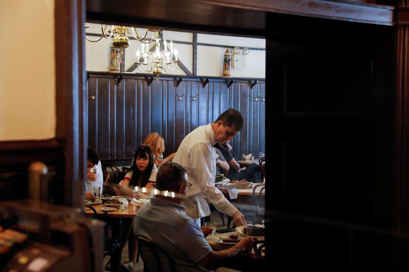 © Reuters. FILE PHOTO: A waiter serves steak at Peter Luger Steak House in Brooklyn, New York City, U.S., August 12, 2021. REUTERS/Andrew Kelly/File Photo