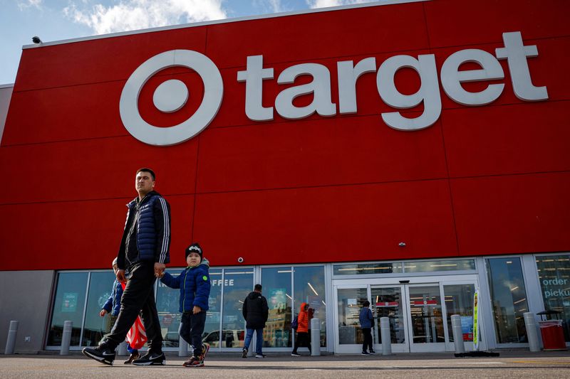 © Reuters. FILE PHOTO: People exit a Target store on Black Friday in Brooklyn, New York, U.S., November 29, 2024. REUTERS/Brendan McDermid/File Photo