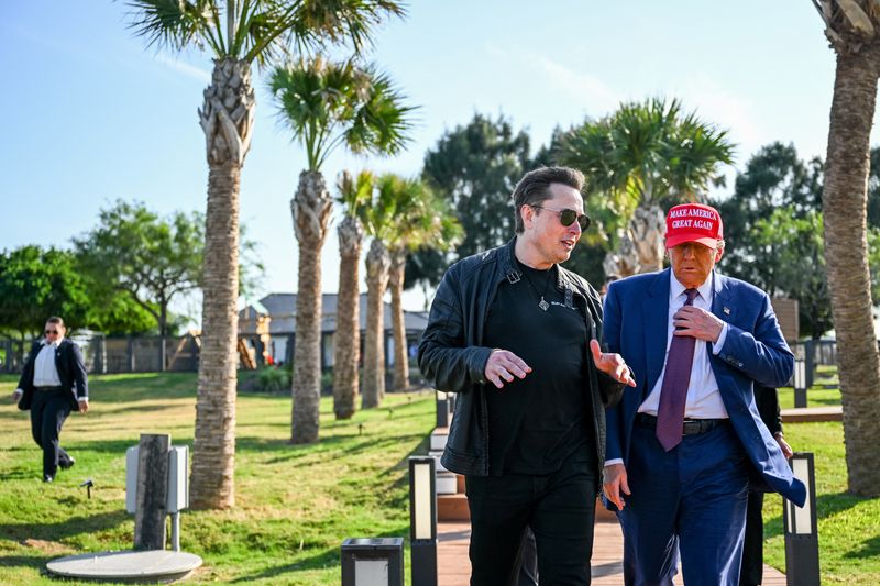 &copy; Reuters. Elon Musk greets U.S. President-elect Donald Trump as he arrives to attend a viewing of the launch of the sixth test flight of the SpaceX Starship rocket in Brownsville, Texas, U.S., November 19, 2024. Brandon Bell/Pool via REUTERS/File Photo