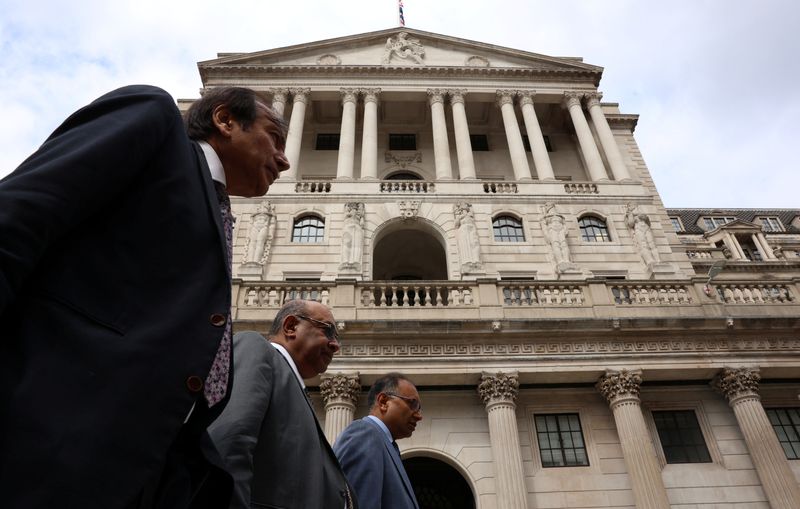 © Reuters. FILE PHOTO: People walk past the Bank of England in the financial district of London, Britain, August 14, 2024. REUTERS/Mina Kim/File Photo