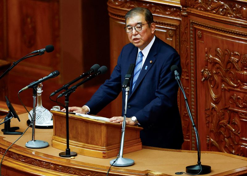 © Reuters. FILE PHOTO: Japan's Prime Minister Shigeru Ishiba delivers his policy speech at the lower house of the parliament in Tokyo, Japan, November 29, 2024.  REUTERS/Issei Kato/File Photo