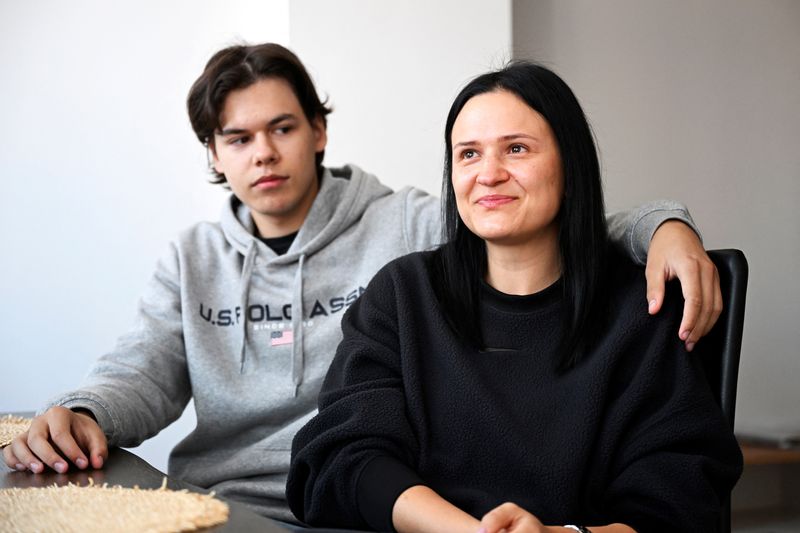 © Reuters. Ukrainian teenager Roman Biletskyi, 18, sits with his mother Svitlana Biletska ,41, during a meeting with family, in Kosice, Slovakia, October 21, 2024. Roman Biletskyi has been living alone without his family in Slovakia for more than a year, where he left before turning 18, when they are banned from traveling abroad due to the war. He met his family months later, when they came to visit him in Kosice. REUTERS/Radovan Stoklasa