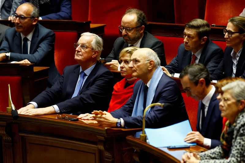 © Reuters. French Prime Minister Michel Barnier and members of the French government listen to the result of the vote on the first motion of no-confidence against the French government, tabled by the alliance of left-wing parties the 