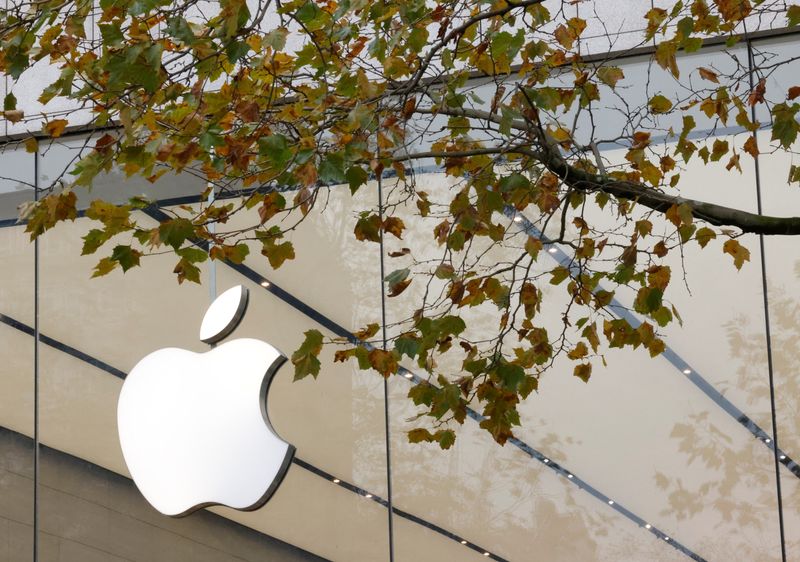 &copy; Reuters. The Apple Inc logo is seen at the entrance to the Apple store in Brussels, Belgium November 28, 2022. REUTERS/Yves Herman/File Photo