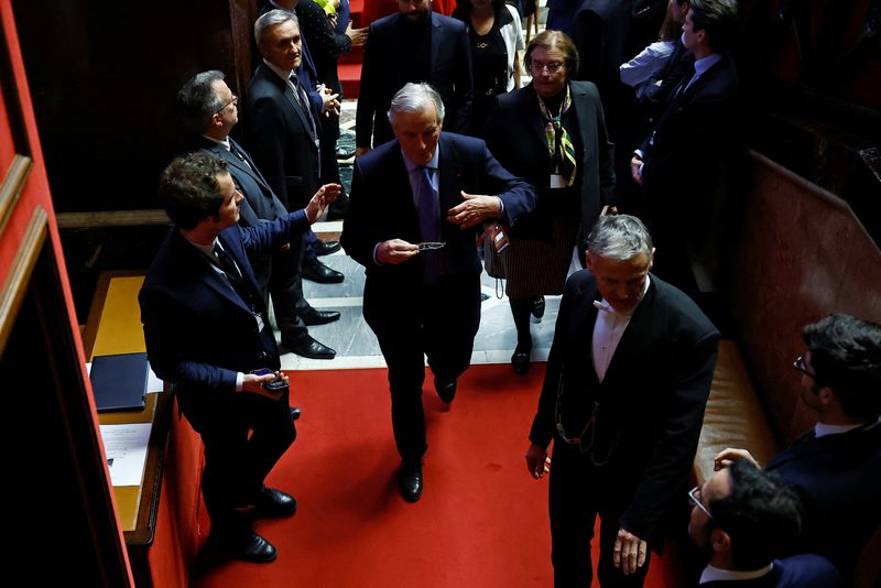 &copy; Reuters. Il primo ministro francese Michel Barnier si allontana dopo l'esito del voto sulla prima mozione di sfiducia contro il governo francese, presentata dall'alleanza di partiti di sinistra “Nouveau Front Populaire” (Nuovo Fronte Popolare), dopo l'uso da p