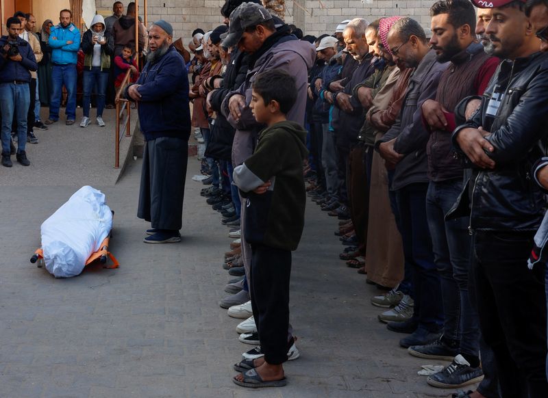 &copy; Reuters. Persone si riuniscono vicino al corpo di un palestinese ucciso in un attacco israeliano, all'ospedale Nasser di Khan Younis, nel sud della Striscia di Gaza, 5 dicembre 2024. REUTERS/Mohammed Salem