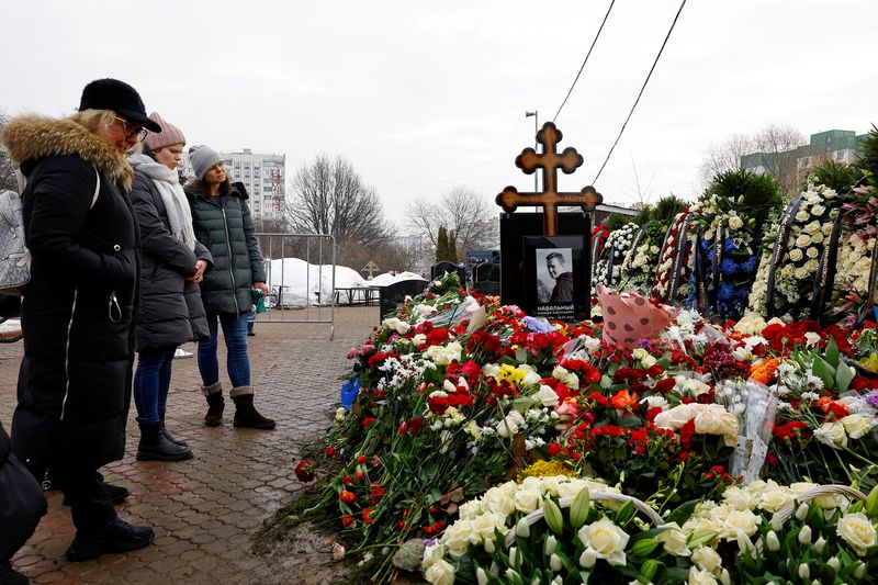 © Reuters. FILE PHOTO: People stand in front of the grave of Russian opposition politician Alexei Navalny the day after his funeral at the Borisovskoye cemetery in Moscow, Russia, March 2, 2024. REUTERS/Stringer/File Photo