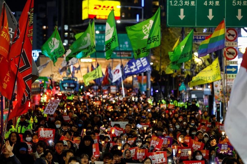 © Reuters. People protest during a candlelight vigil to condemn South Korean President Yoon Suk Yeol's surprise declarations of the failed martial law and to call for his resignation in Seoul, South Korea, December 5, 2024. REUTERS/Kim Kyung-Hoon