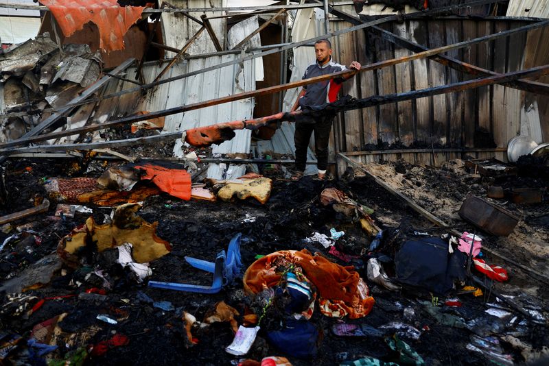 &copy; Reuters. A Palestinian man inspects the damage in the aftermath of an Israeli strike on a tent camp, in Khan Younis in the southern Gaza Strip December 5, 2024. REUTERS/Mohammed Salem