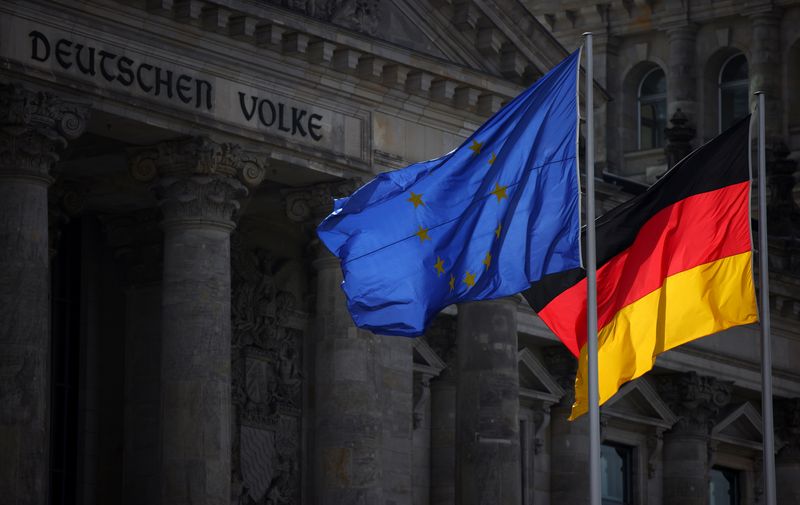 &copy; Reuters. Le bandiere dell'Ue e della Germania sventolano davanti al palazzo del Reichstag, sede della camera bassa del parlamento tedesco Bundestag, a Berlino, Germania, 5 aprile 2022. REUTERS/Lisi Niesner