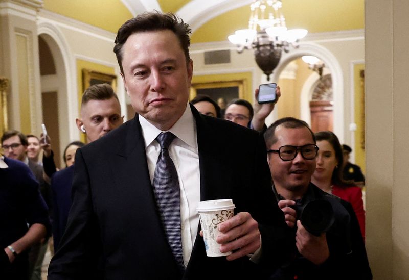 © Reuters. Elon Musk walks on Capitol Hill on the day of a meeting with Senate Republican Leader-elect John Thune (R-SD), in Washington, U.S. December 5, 2024. REUTERS/Benoit Tessier