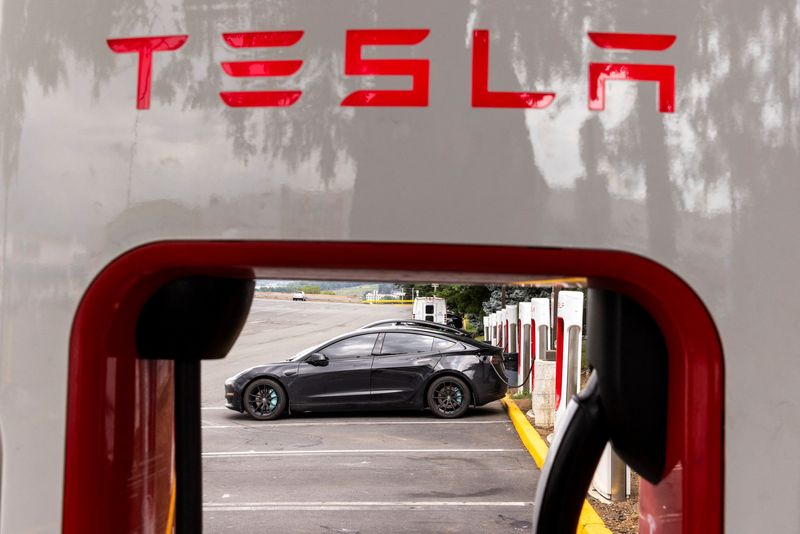 &copy; Reuters. Veículo elétrico da Tesla utiliza estação de recarga em Union City, New Jersey, EUAn23/07/2024nREUTERS/Eduardo Munoz