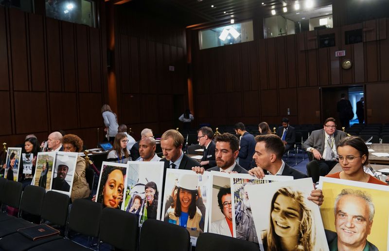 © Reuters. FILE PHOTO: Family members hold photographs of Boeing 737 MAX crash victims lost in two deadly 737 MAX crashes that killed 346 people as they wait for Boeing CEO Dennis Muilenburg to testify before a Senate Commerce, Science and Transportation Committee hearing on “aviation safety” and the grounded 737 MAX on Capitol Hill in Washington, U.S., October 29, 2019.  REUTERS/Sarah Silbiger/File Photo