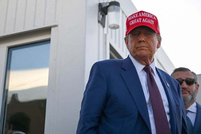 © Reuters. U.S. President-elect Donald Trump attends a viewing of the launch of the sixth test flight of the SpaceX Starship rocket, in Brownsville, Texas, U.S., November 19, 2024 . Brandon Bell/Pool via REUTERS/File Photo