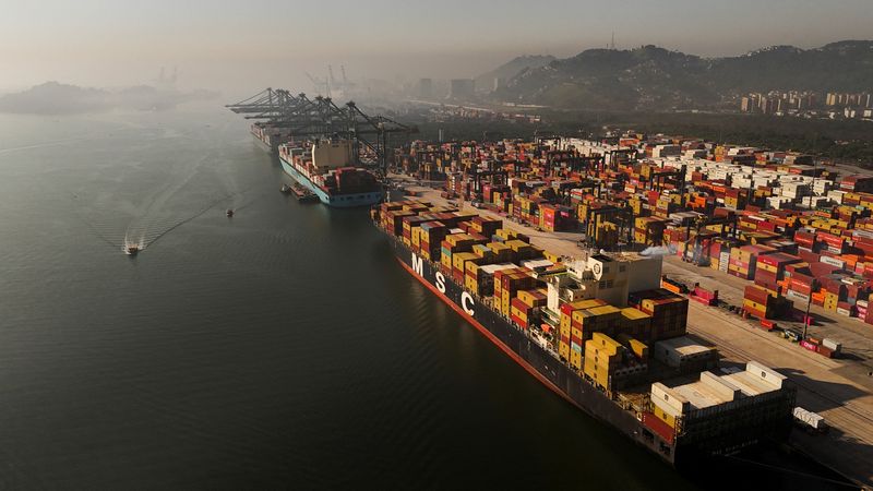 &copy; Reuters. Navios no Porto de Santosn01/05/2024nREUTERS/Amanda Perobelli