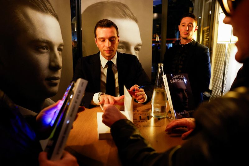 &copy; Reuters. Bardella autografa seu livro em Parisn04/12/2024nREUTERS/Stephanie Lecocq