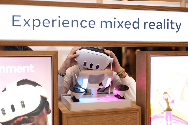 &copy; Reuters. FILE PHOTO: A child tries on a Meta Quest headset at the John Lewis retail store on Oxford Street in London, Britain, October 24, 2024. REUTERS/Hollie Adams/File Photo