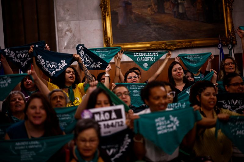 &copy; Reuters. Rebeca Mendes, primeira brasileira a recorrer ao STF para demandar direito a aborto legal no Brasil, protesta junto com outras ativistas duramte audiência pública em São Paulo sobre o direito ao aborton28/11/2024nREUTERS/Amanda Perobelli