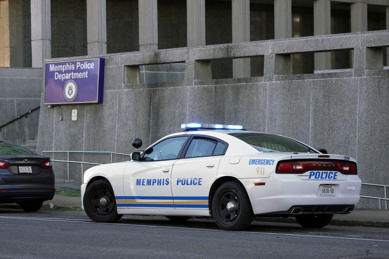 © Reuters. A police cruiser is parked outside of a police precinct, after the release of a Department of Justice report which states that the Memphis Police Department uses excessive force and discriminates against Black people, in Memphis, Tennessee, U.S., December 5, 2024. REUTERS/Karen Pulfer Focht