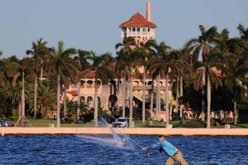 © Reuters. Osvani Mesa fishes for baitfish in the waters in front of U.S. President-elect Donald Trump's residence at Mar-a-Lago in Palm Beach, Florida, U.S., November 22, 2024.  REUTERS/Brian Snyder