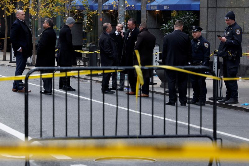 &copy; Reuters. Policiais perto do local onde CEO da UnitedHealthcare, Brian Thompson, teria sido baleado e morto em Midtown Manhattan, em Nova York, EUAn04/12/2024nREUTERS/Shannon Stapletonnnn