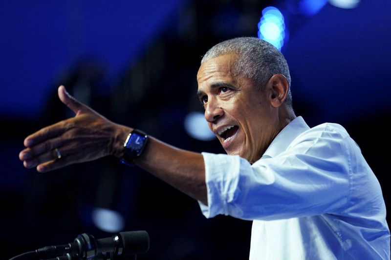 &copy; Reuters. Former U.S. President Barack Obama speaks during a campaign rally for Democratic presidential nominee and U.S. Vice President Kamala Harris in Philadelphia, Pennsylvania, U.S., October 28, 2024. REUTERS/Kevin Lamarque/File Photo