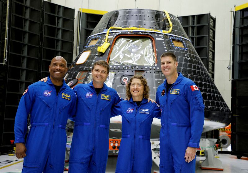 &copy; Reuters. Astronautas da missão Artemis II da Nasa posa para foto em frente à cápsula Orionn08/08/2023nREUTERS/Joe Skipper