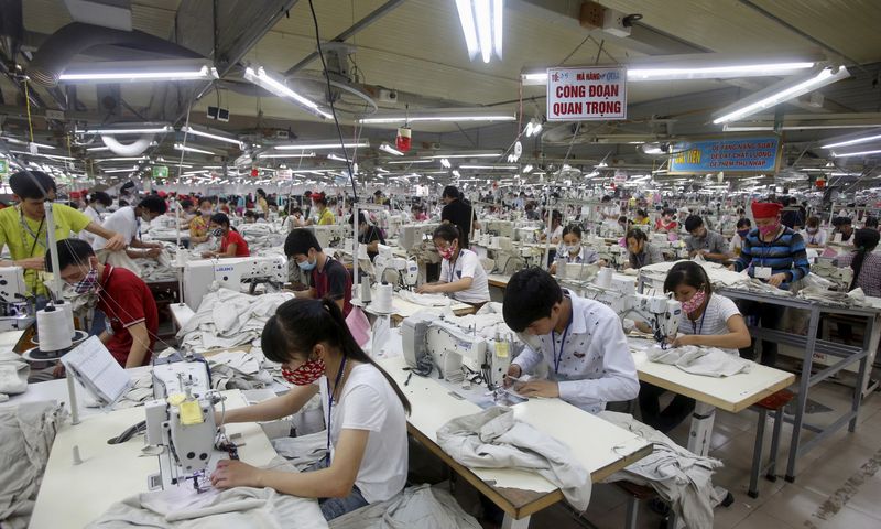 © Reuters. FILE PHOTO: Labourers work at a garment factory in Bac Giang province, near Hanoi October 21, 2015. REUTERS/Kham/File Photo