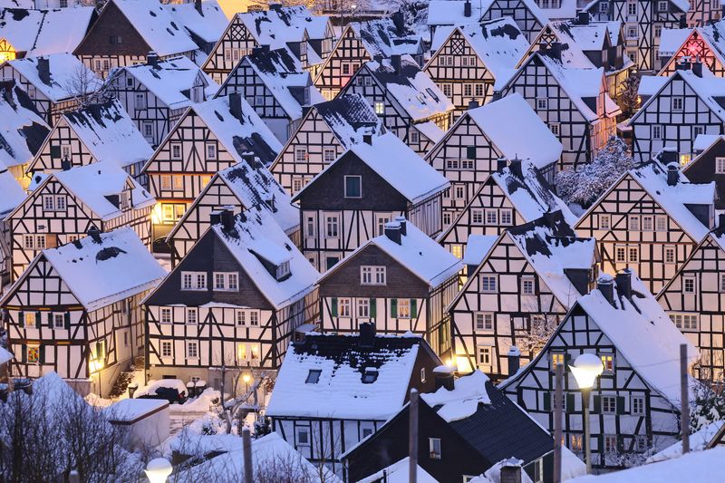 &copy; Reuters. FILE PHOTO: Snow covers the roofs of the so-called "Alter Flecken" (old spot), the historic core of Freudenberg with its half-timbered houses from the 17th century in the heart of the federal state of North Rhine-Westphalia near the city of Siegen, German