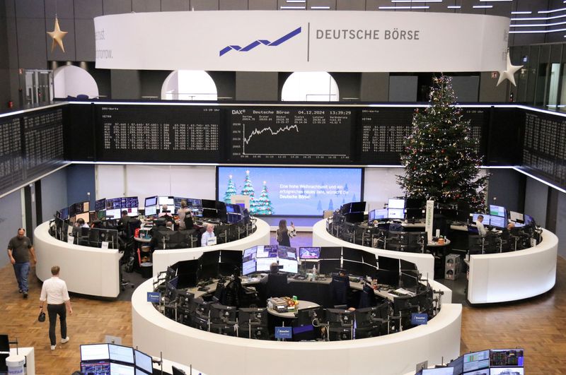 © Reuters. FILE PHOTO: The German share price index DAX graph is pictured at the stock exchange in Frankfurt, Germany, December 4, 2024.    REUTERS/Staff/File Photo