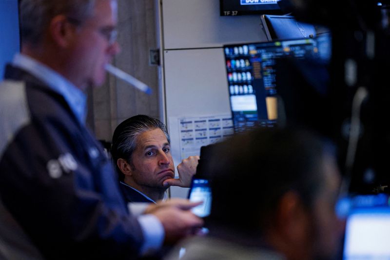 © Reuters. Traders work on the floor at the New York Stock Exchange (NYSE) in New York City, U.S., November 27, 2024.  REUTERS/Brendan McDermid/File Photo