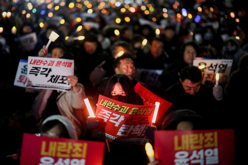 &copy; Reuters. Manifestantes pedem impeachment do presidente Yoon Suk Yeol em Seuln 6/12/2024    REUTERS/Kim Hong-ji