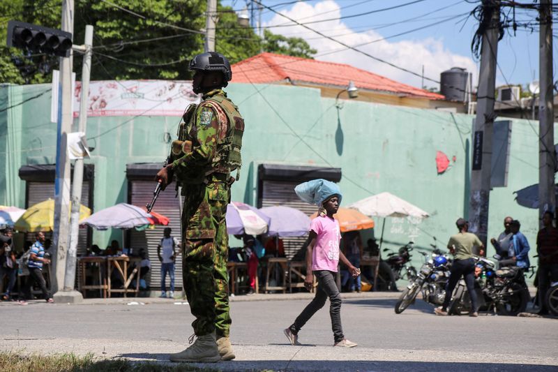 &copy; Reuters. FILE PHOTO: A Kenyan police officer patrols as the country is facing emergency food insecurity while immersed in a social and political crisis, in Port-au-Prince, Haiti October 3, 2024. REUTERS/Jean Feguens Regala/File Photo