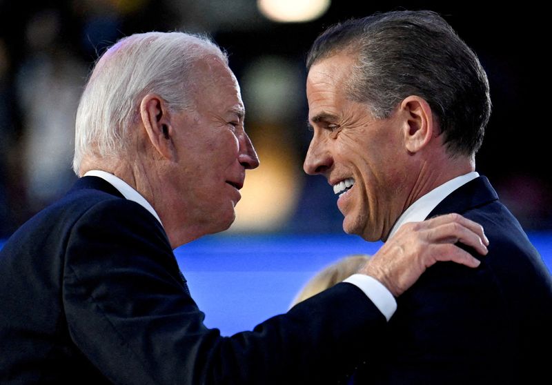 &copy; Reuters. FILE PHOTO: U.S. President Joe Biden greets his son Hunter Biden at the Democratic National Convention (DNC) in Chicago, Illinois, U.S. August 19, 2024. REUTERS/Craig Hudson/File Photo