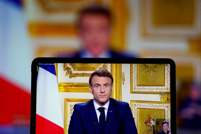 &copy; Reuters. Il presidente francese Emmanuel Macron appare sullo schermo mentre tiene un discorso televisivo alla nazione dopo che il governo del primo ministro Michel Barnier è stato rovesciato da un voto di sfiducia in parlamento, a Parigi, Francia, 5 dicembre 2024