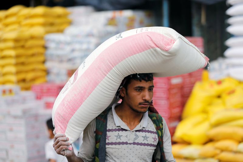 &copy; Reuters. Trabalhador carrega saca de trigo em Sanaan13/05/2020nREUTERS/Khaled Abdullah