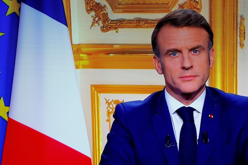 &copy; Reuters. FILE PHOTO: French President Emmanuel Macron appears on screen as he makes a television address to the nation after Prime Minister Michel Barnier's government was toppled in a no confidence vote in parliament, in Paris, France, December 5, 2024. REUTERS/C