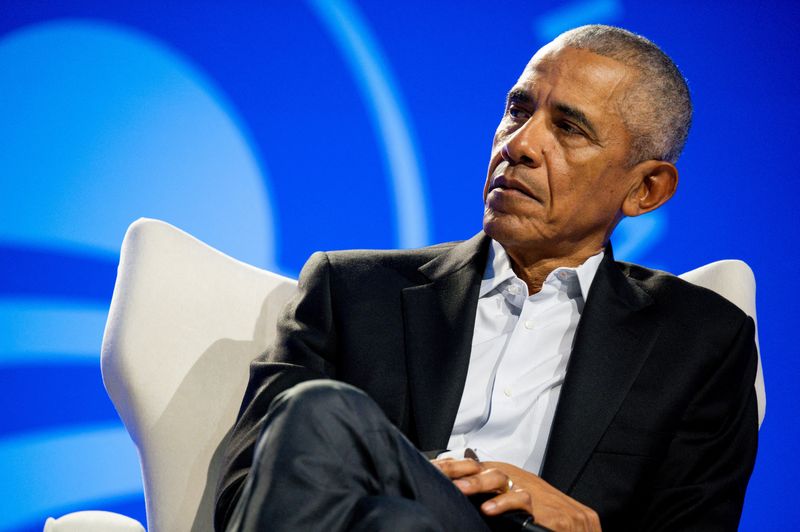 © Reuters. Former U.S. president Barack Obama listens to speakers on a panel at the Obama Foundation Democracy Forum, one month after the Democrats loss in the U.S. presidential election, in Chicago, Illinois, U.S., December 5, 2024. REUTERS/Vincent Alban