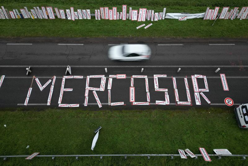 &copy; Reuters. Un drone mostra la parola “Mercosur” realizzata con cartelli cittadini su una strada mentre gli agricoltori francesi protestano contro la prospettiva di un accordo commerciale tra l'Unione Europea e i Paesi latinoamericani riuniti nel Mercosur, vicino