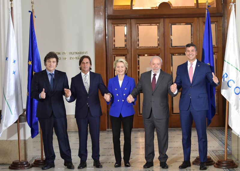 © Reuters. Uruguay's President Luis Lacalle Pou poses with European Commission President Ursula von der Leyen, Argentina's President Javier Milei, Brazil's President Luiz Inacio Lula da Silva, Paraguay's President Santiago Pena during a family photo at the Mercosur Summit in Montevideo, Uruguay December 6, 2024. REUTERS/Martin Varela Umpierrez