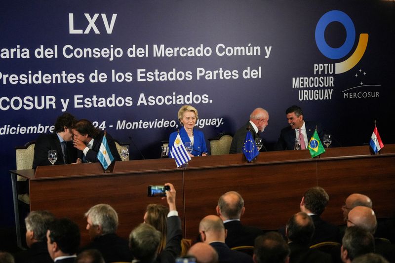 &copy; Reuters. Argentina's President Javier Milei, Uruguay's President Luis Lacalle Pou, European Commission President Ursula von der Leyen, Brazil's President Luiz Inacio Lula da Silva and Paraguay's President Santiago Pena attend the Mercosur Summit in Montevideo, Ur