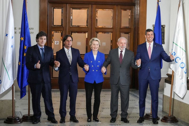 &copy; Reuters. Il presidente argentino Javier Milei, il presidente uruguaiano Luis Lacalle Pou, la presidente della Commissione europea Ursula von der Leyen, il presidente brasiliano Luiz Inacio Lula da Silva e il presidente del Paraguay Santiago Pena si tengono per man