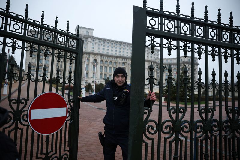 © Reuters. A member of Jandarmeria closes the door of the Palace of Parliament, after Romania's highest court annulled the result of the first round of the presidential election, in Bucharest, Romania December 6, 2024. REUTERS/Louisa Gouliamaki  