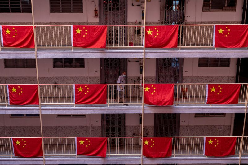 &copy; Reuters. Bandeiras da China em edifício de Hong Kongn01/10/2024nREUTERS/Tyrone Siu