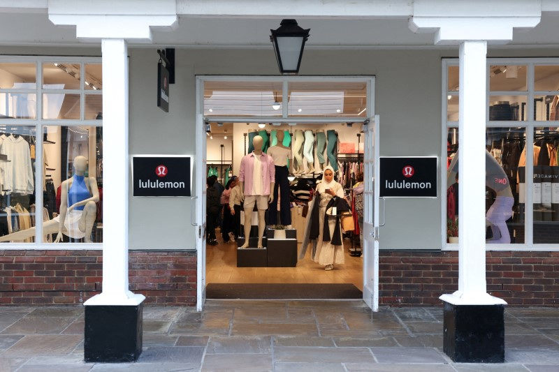 &copy; Reuters. FILE PHOTO: A woman shops inside a Lululemon outlet retail store at Bicester Village in Oxfordshire, Britain, August 21, 2024. REUTERS/Hollie Adams/File Photo